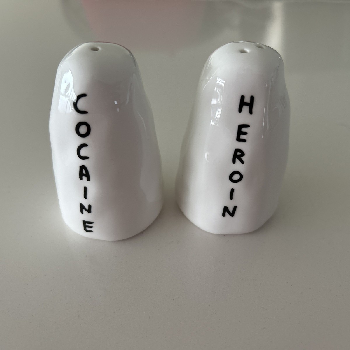置物 DAVID SHRIGLEY HEROIN &amp; COCAINE SHAKERS ?quality=80&resize_to=width&