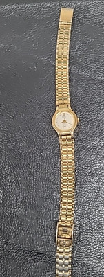 Seiko V401-0091 Gold Tone White Dial Women s Watch Not Tested Selling for Repair