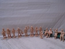 13 PLASTICVILLE O SCALE UNPAINTED FIGURES AND 2 BENCHES LOT D