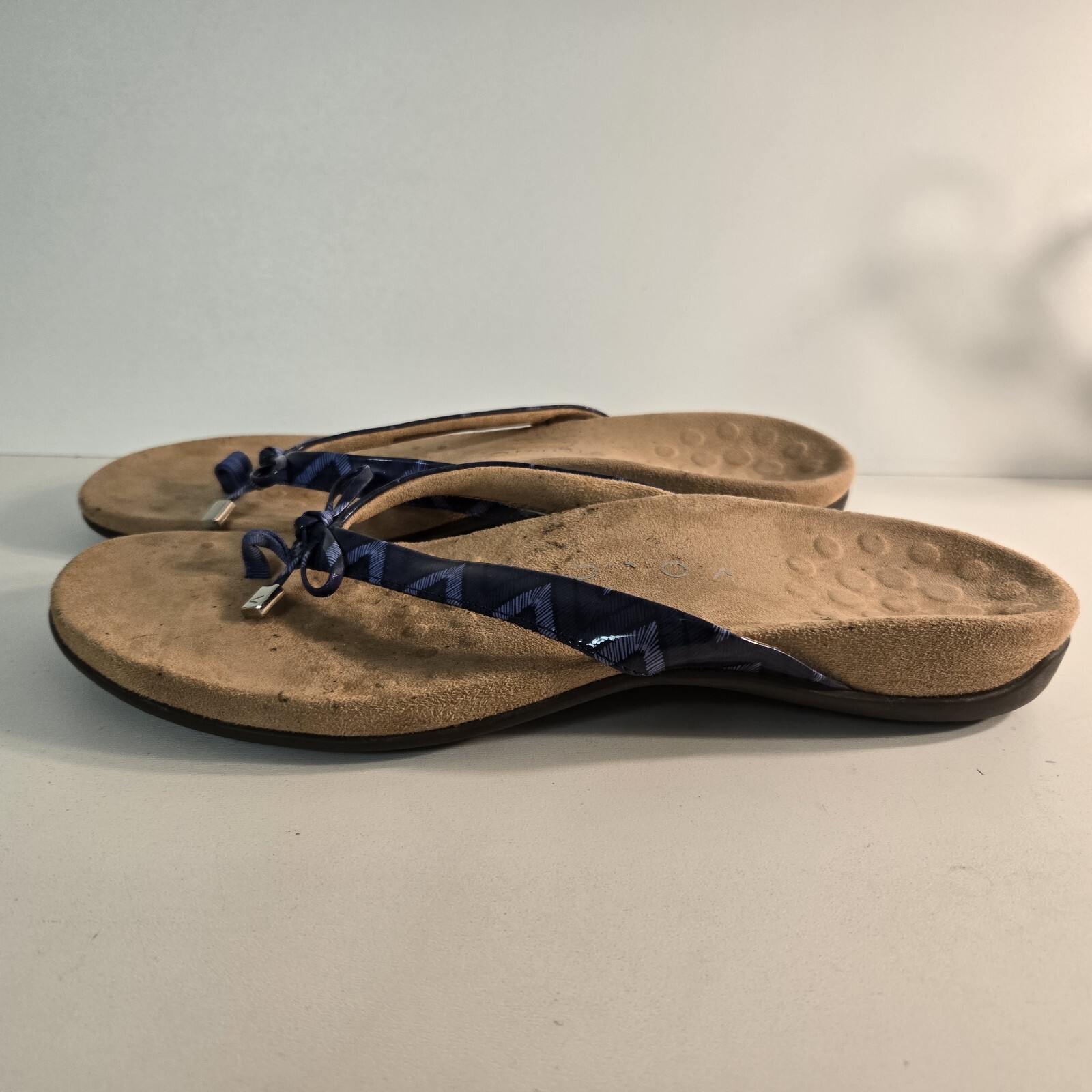 Vionic Size 11 Blue Chevron Pattern Bella II Toe … - image 4