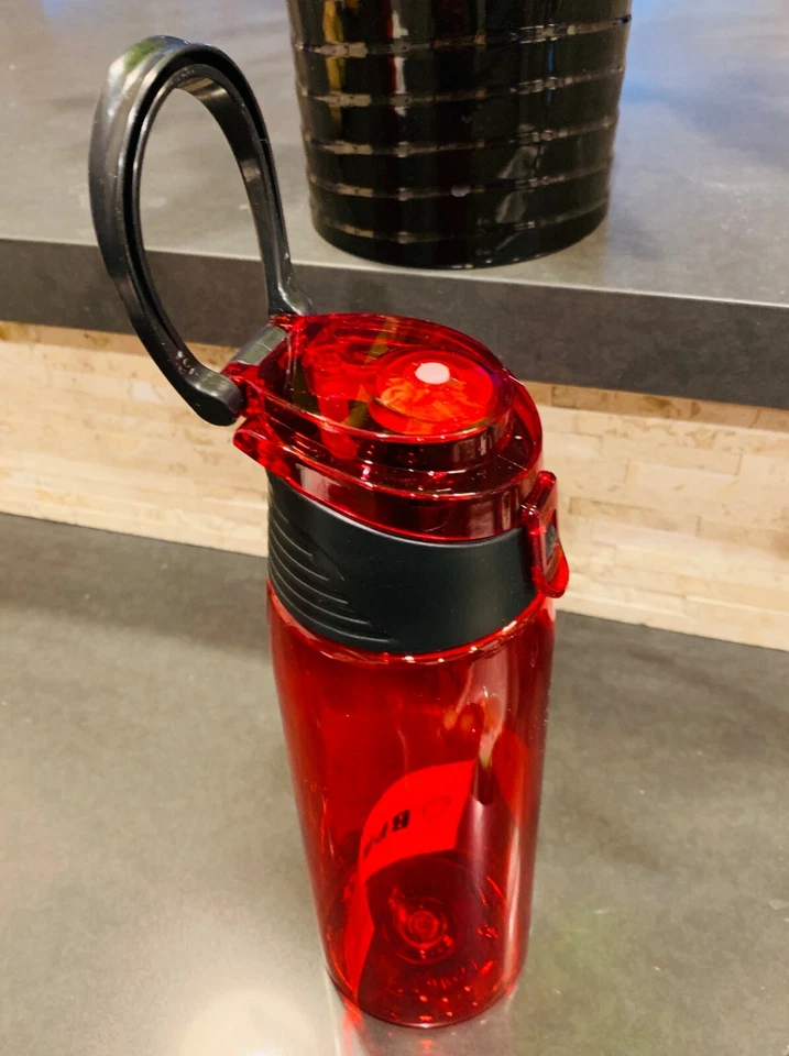 Botella de agua roja Tundra, 24 oz Foto 2 de 4