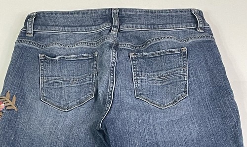 Women's Soho Curvy Cropped Boyfriend Floral Distressed Jeans Sz. 6 R10-24 - Picture 3 of 7