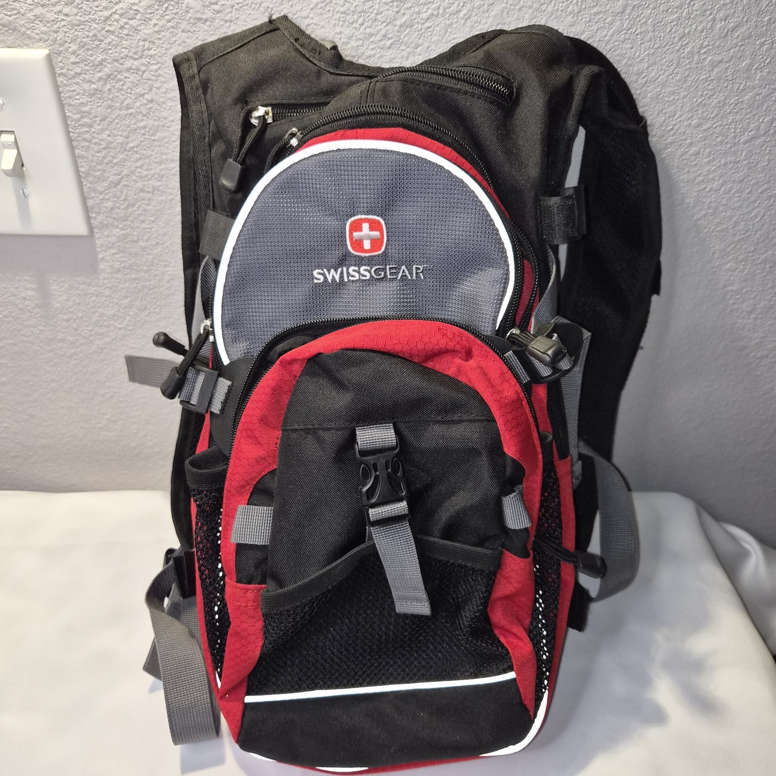 Swiss Gear Hydration Backpack Hiking Cycling Exercise Holds 2L Bladder