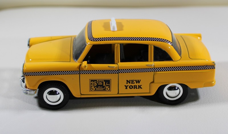 SunnySide SS 5860 Yellow Checker New York City Taxi Cab 1:34 - Pull Back Action
