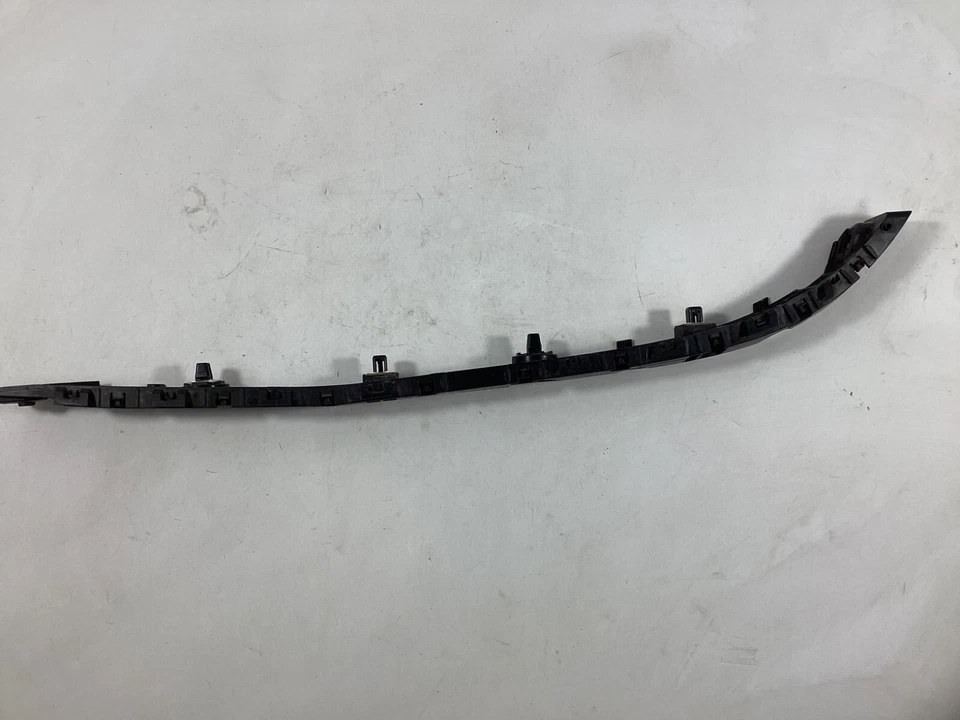 Soporte de montaje de parachoques trasero izquierdo Nissan Rogue 2015-2020 OEM. Foto 3 de 4