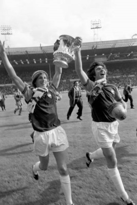 Alan Taylor Zwei-Tore Held West Ham Ersatz Bobby Gould ein Trium - 1975 4x6 Pho