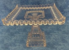 De colección EAPG Cuadrado Cristal Pedestal Soporte para Pasteles - Tapa Festoneada - ¡En muy buena condición!