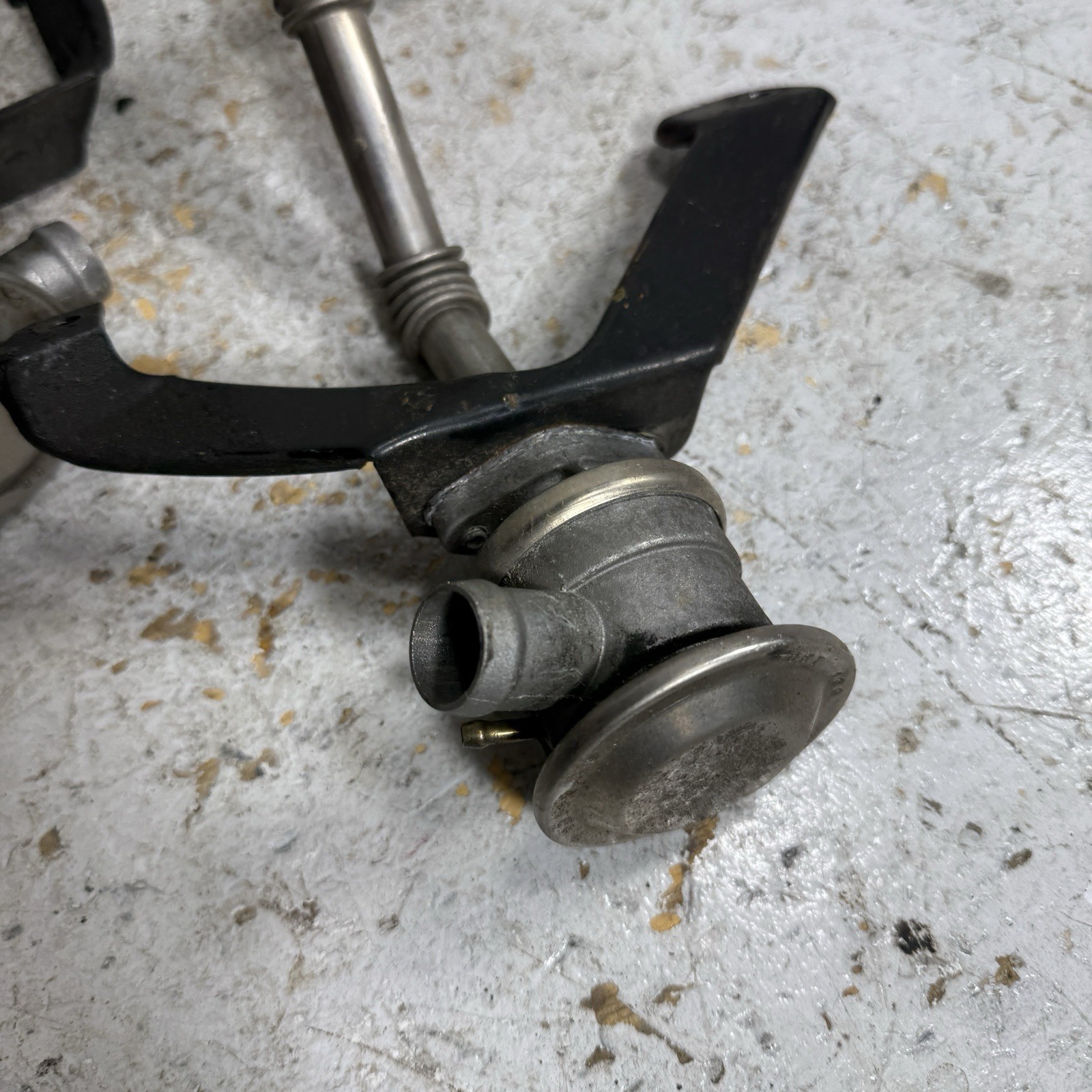 04-08 Maserati Quattroporte Engine Exhaust Gas Recirculation Valves EGR M139