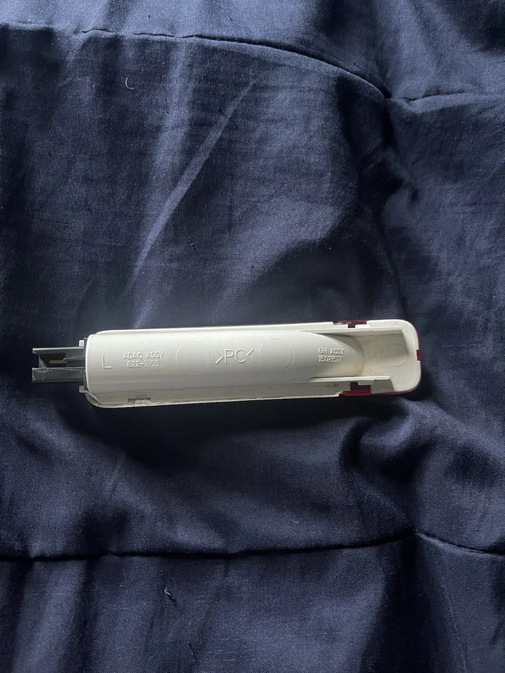 Chevrolet/ GMC Driver Side Door Courtesy Lamp Replacement 2003-2007 Classic - Image 2 of 3