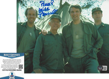 MIKE FARRELL SIGNED 'M*A*S*H' 8x10 PHOTO CPT BJ HUNNICUTT MASH BECKETT COA BAS