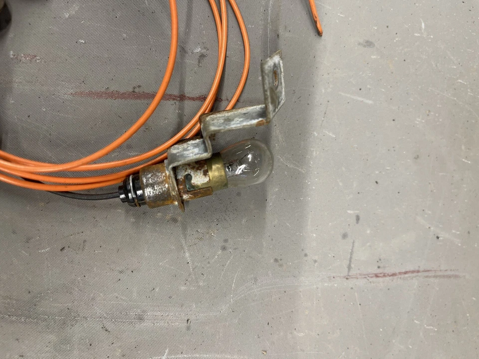 1978-1988 Monte Carlo Grand Prix Cutlass Regal Baúl Cortesía Luz Lámpara Cableado Foto 3 de 4