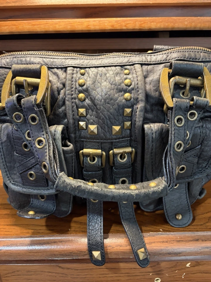 "Cartera de cuero con tachuelas tamaño mediano 11""x11"" y2k Betsey Johnson" Foto 2 de 4