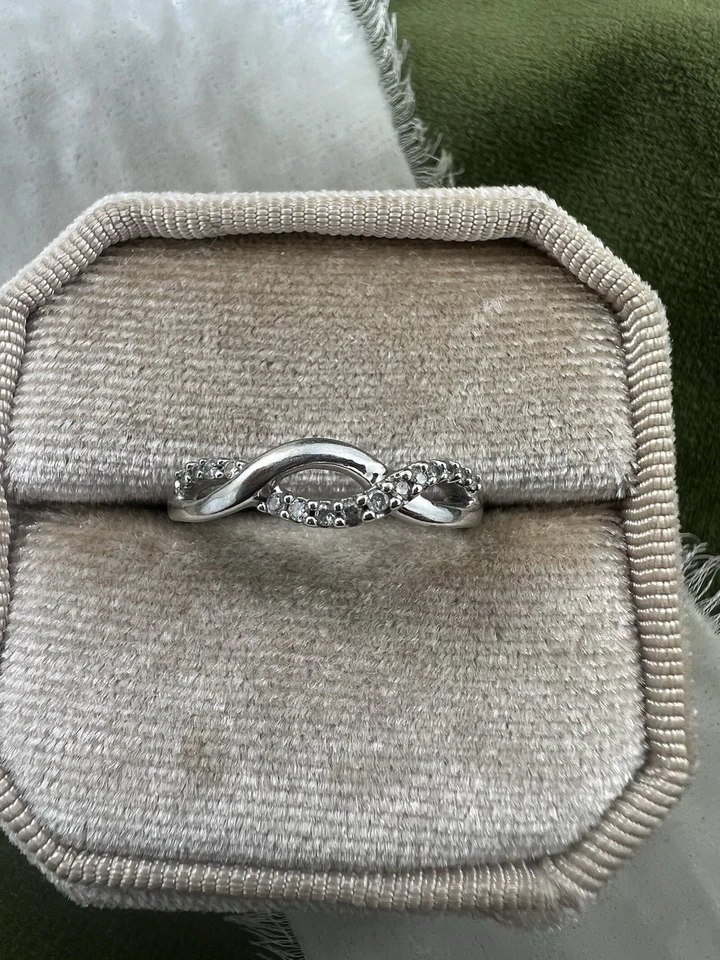 10K White Gold and Diamond Twisted Wedding Band Ring! 0.06 Cttw. Size 7! - Image 3 of 4