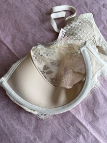 Victoria&rsquo;s Secret Dream Angels Cream/Ivory Lace Bra & Thong Set - 32DDD/Small