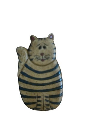 Vintage 1980's wooden striped brown tabby cat brooch pin