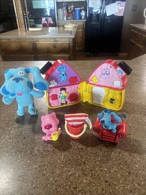 Vtg Blues Clues Talking Let s Find Playhouse Steve 2001 W/ Figures Blue Magenta