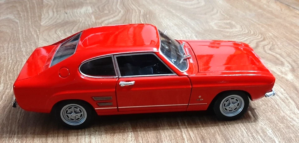 Ford Capri XLR 1600 GT 1969 Welly 1:24 rojo brillante nuevo con pegatinas coleccionables Foto 3 de 4