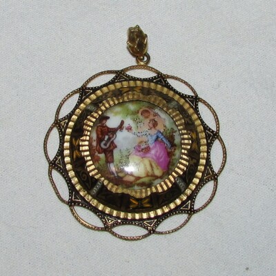Pendentif médaillon en porcelaine de limoges - scène galante - vintage