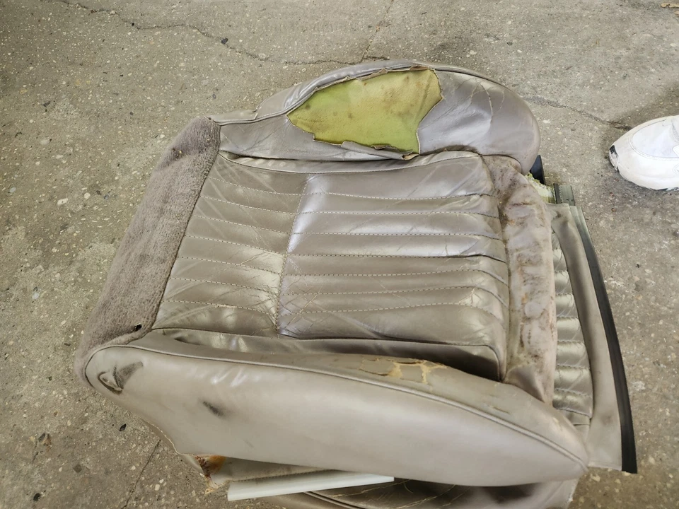 Ford Mustang GT 1990 OEM lado izquierdo del conductor delantero inferior cubierta de asiento cuero usado  Foto 2 de 2