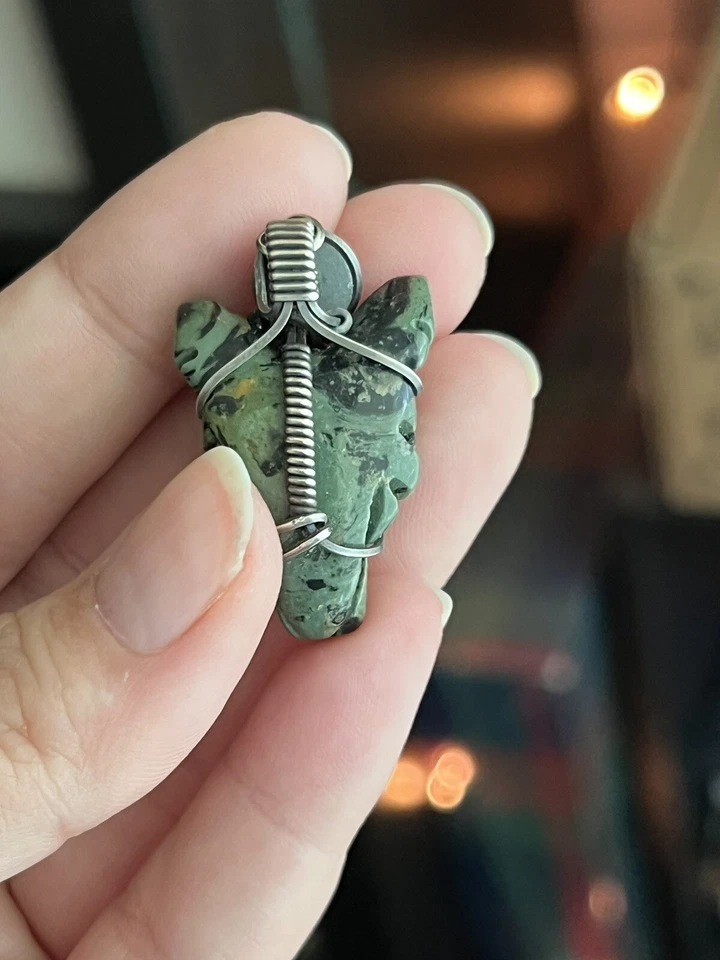 Kambaba Jasper Wolf en alambre de plata de ley envejecido envuelto Foto 3 de 4