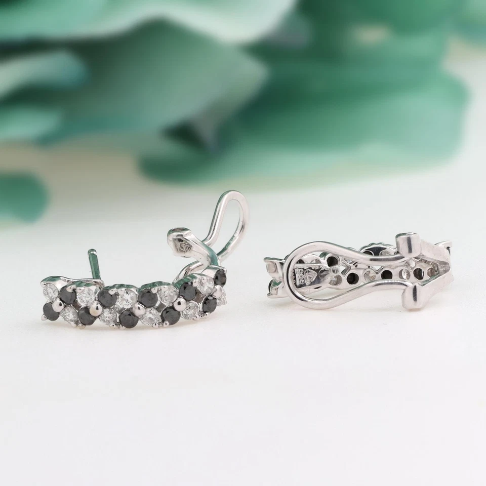 Pendientes de aro J de diamantes blancos y negros de oro blanco de 14 quilates con respaldo Omega de 1,00 TW de 0,50" Foto 3 de 4