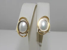 LADIES ESTATE YELLOW GOLD MOTHER OF PEARL EARRINGS