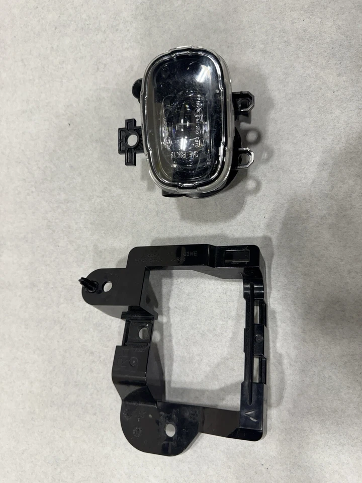 Nissan Rogue 2020 2021 2022 luz antiniebla pasajero derecho OEM B61R-5310 Foto 2 de 4