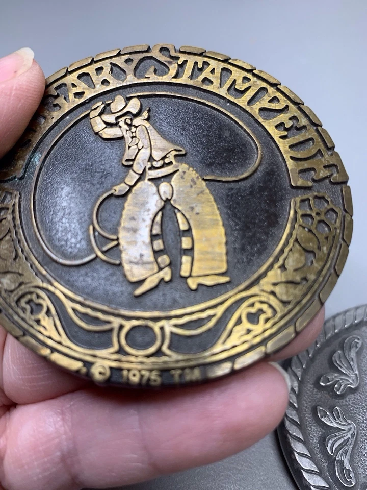 Calgary Stampede Vintage Belt Buckles 1975, &” Year Of The Cowboy “ 1998 - Imagem 3 de 4