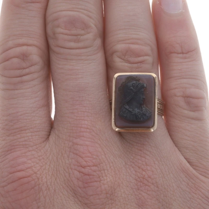 Anillo victoriano de oro amarillo con bandas de piedra dura ágata para hombre tallado en 14 k camafeo guerrero Foto 2 de 4