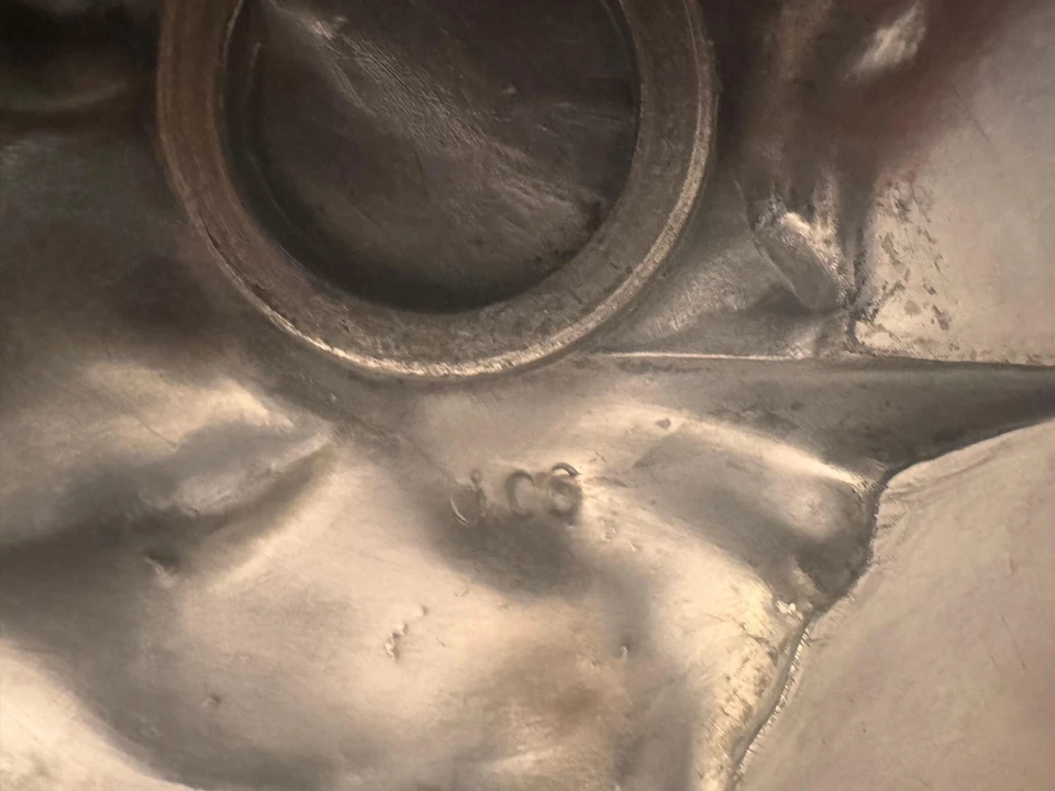 Par de platos colgantes de pared de metal plateado Art Noveau del siglo XIX, estilo WMF Foto 4 de 4