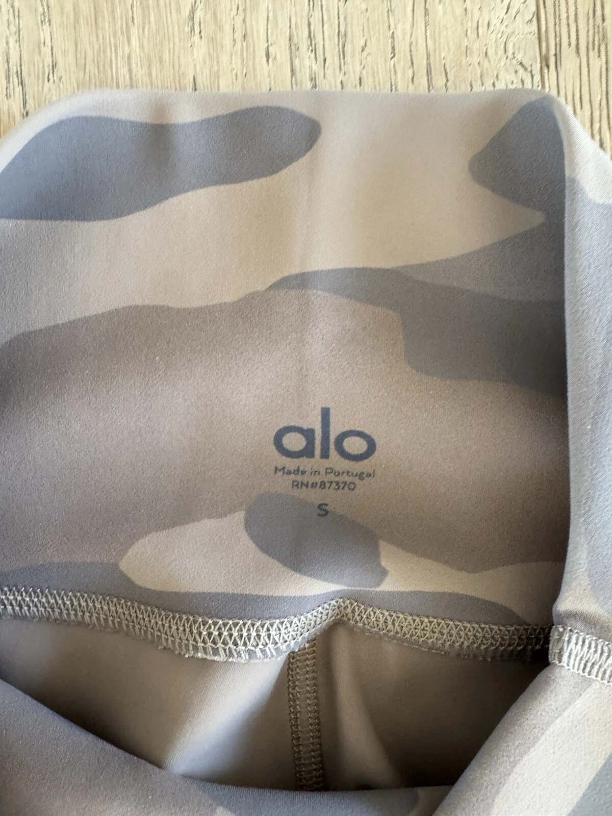 alo-yoga putty camo high rise vapor leggings