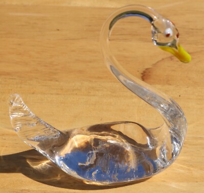 (1052) Mundgeblasener Glasschwan klar mit gelbem Schnabel. Kostenloser Versand in UK