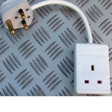 5A ROUND PIN PLUG FITTED TO A 13A TRAILING SOCKET WHITE  230V 240V 5A MAX!