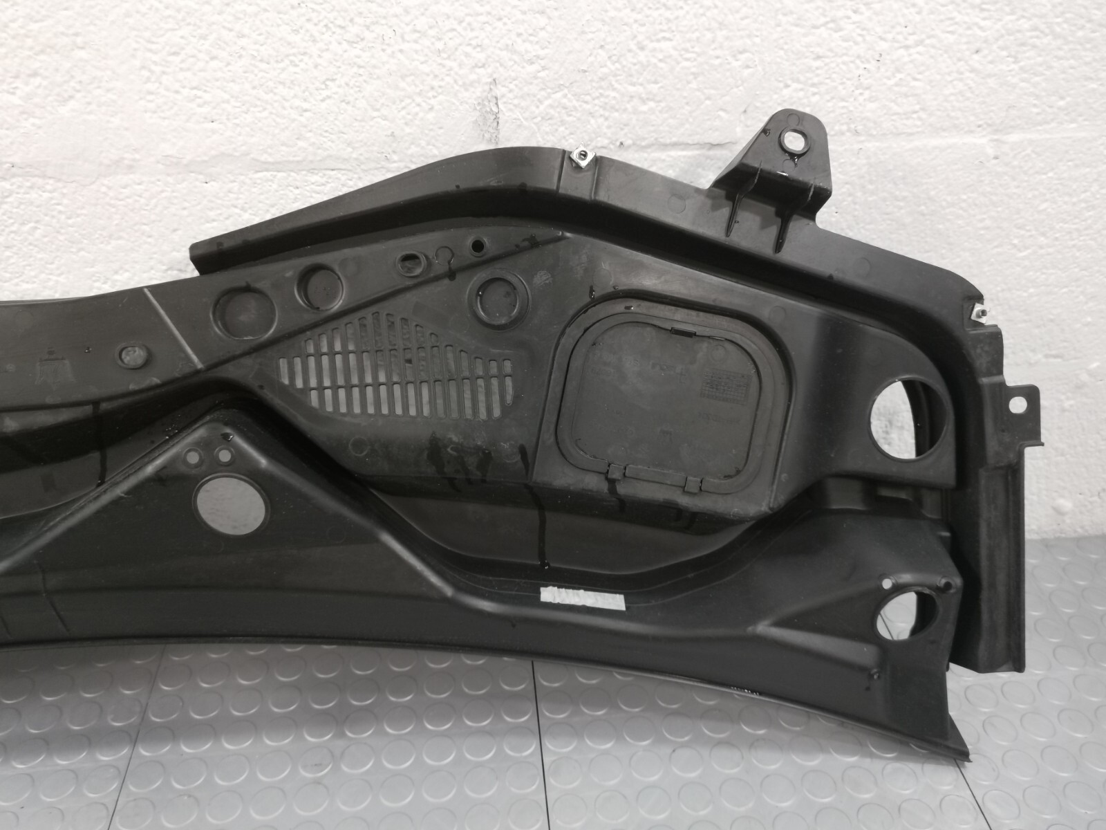 17-20 MASERATI Levante FRONT WINDSHIELD WIPER COWL COVER PANEL 670041959