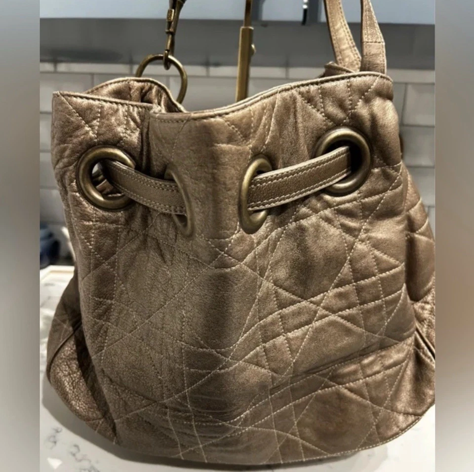 Bolso Hobo Christian Dior Cannage Vintage Cuero Metálico Cordón. Usado en excelente estado. Foto 4 de 4