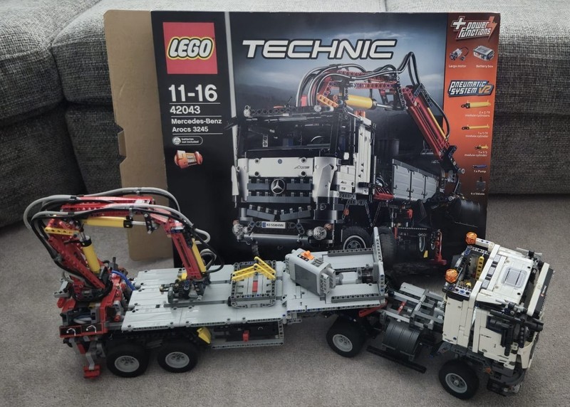 LEGO Technic 42043 Mercedes-Benz Arcos 3245, Complete with Box + Instructions
