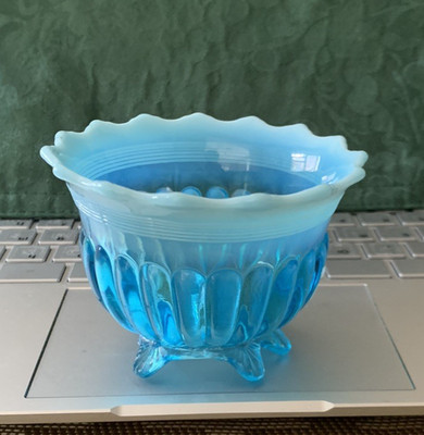 Blaue Opalglas Schale mit Fuß gewellter Rand kleine Schale Vintage 
