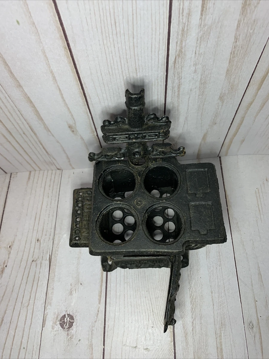 Vintage Miniature Queen Black Cast Iron Stove Toy w/ Bucket, 2 Pots, Frying  Pan | eBay