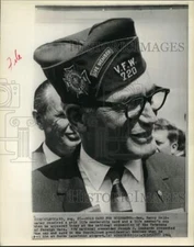1964 Press Photo Senator Barry Goldwater receives membership at VFW convention