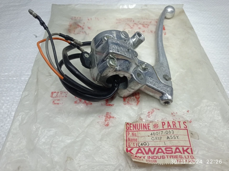 Soporte de interruptor de mango derecho Kawasaki A1 F2 F3 G3SS G3TR G7 G7T KV75 MT1 KH100 NOS Foto 3 de 4