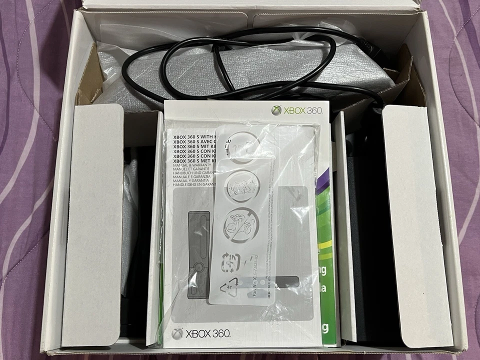 Console Microsoft Xbox 360 Slim Nera 4 GB con Kinect Gioco Box Scatola Originale - Immagine 2 di 4