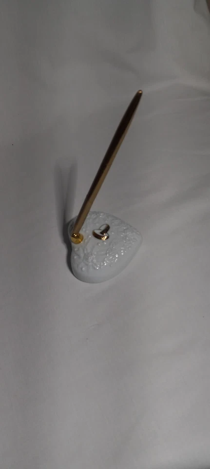 Bolígrafo y soporte para invitados de boda porcelana blanca con bolígrafo dorado y anillos de boda Foto 4 de 4