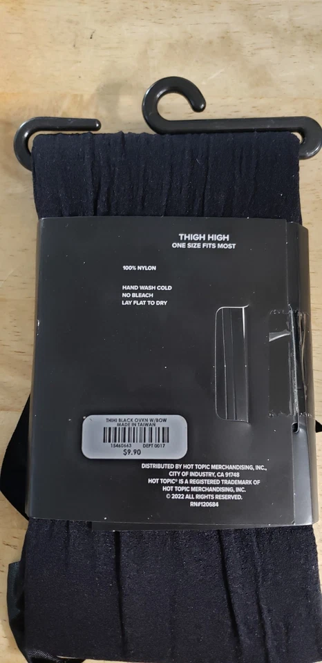 Medias Hot Topic negras con lazo alto en el muslo. Foto 2 de 3