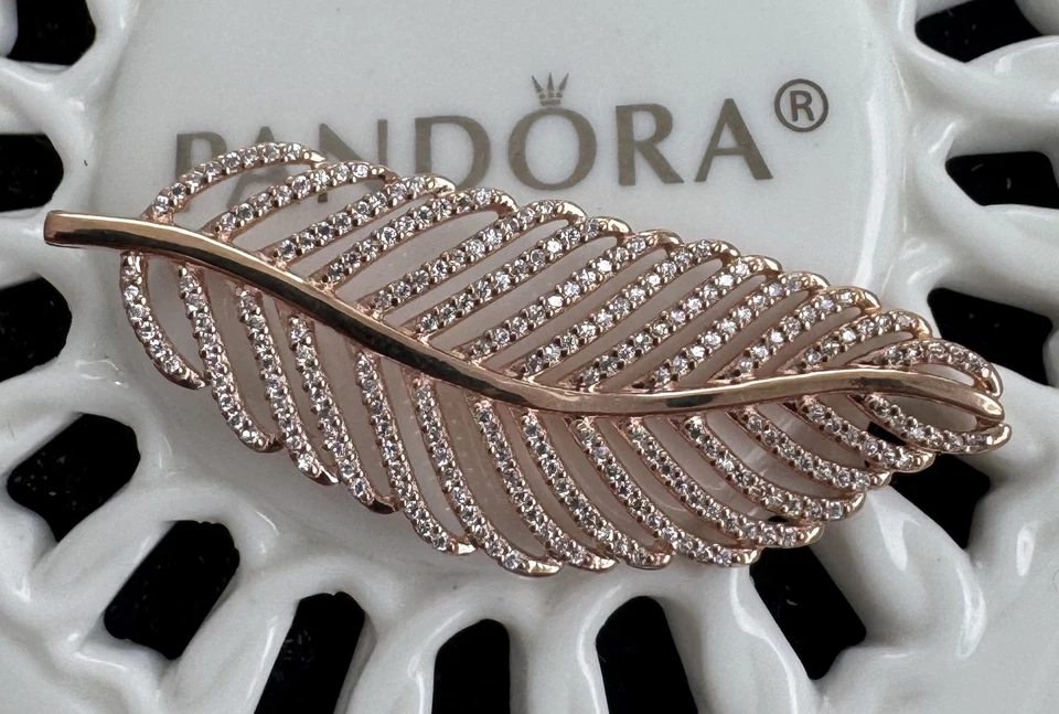 Pingente autêntico Pandora ROSE Light as a Feather #380350CZ - Imagem 2 de 4