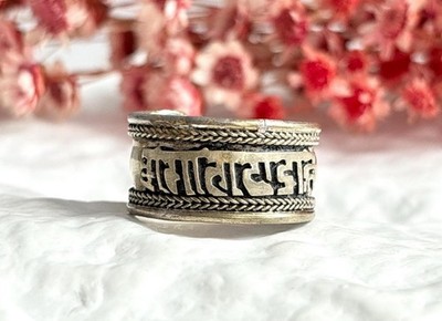 Silver Toned ''Om Mani Padme Hum'' Mantra - Nepalese Shank Vintage Ring - sz 9