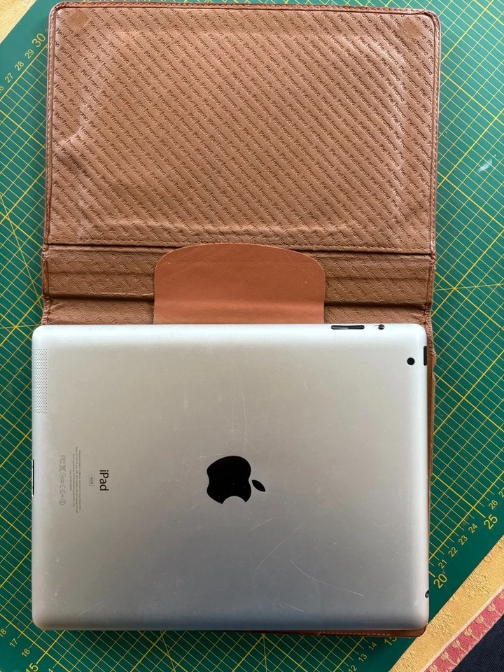 iPad 2 in sehr gutem Zustand mit Ladekabel und edler Lederhülle - Bild 2 von 4