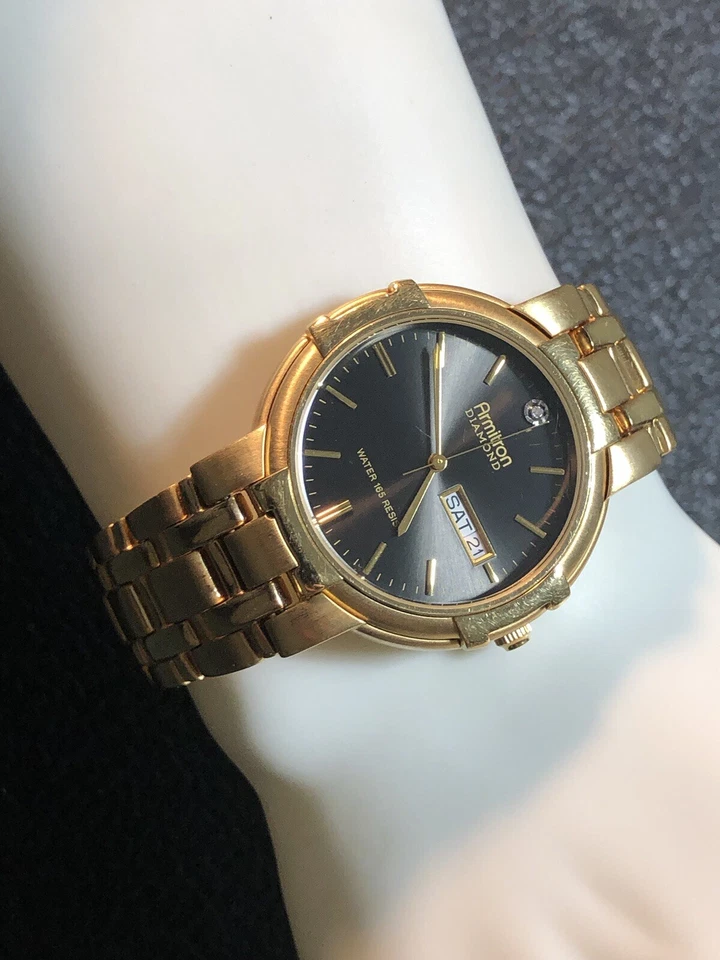 Reloj de Vestir Armitron Hombre Diamante Tono Dorado Esfera Negra 37mm Día/Fecha Nuevo Murciélago Foto 4 de 4