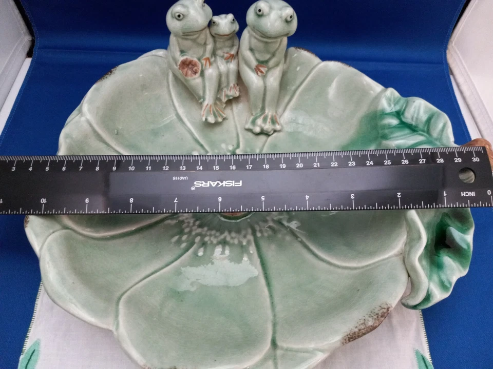 Familia de ranas sentadas en un plato grande de flores de loto Foto 2 de 4