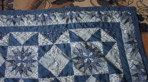 Trapunta vintage patchwork fatta a mano 84" x 84" quadrati geometrici blu e bianchi - Foto 5 di 9