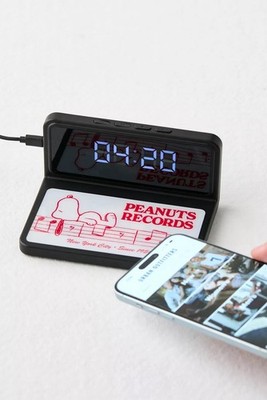 Peanuts Snoopy NYC Wireless Charging Alarm Snooze Clock 15W Fast Charge NIB